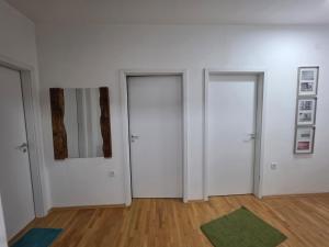 Central 92m upscale home with an office, piano & yoga space