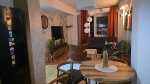 Central 92m upscale home with an office, piano & yoga space