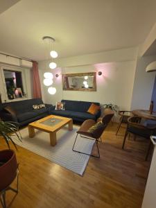 Central 92m upscale home with an office, piano & yoga space