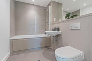 Large Family Home - Sleeps 10 - Near Wembley