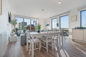 Large Family Home - Sleeps 10 - Near Wembley