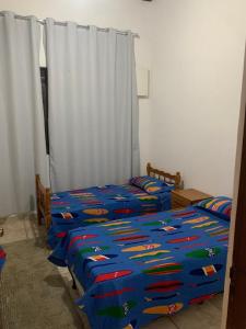 Casa de temporada espaçosa com três quartos e vagas para mais de um carro
