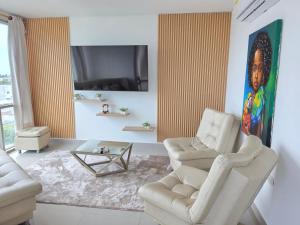 Chic Luxury Penthouse Airport-Beach-Rooftop Pool