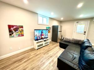 Luxurious Pvt room & Pvt heated floor bathroom near Airport