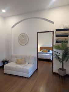 Suite Colonial Moderna con Balcón