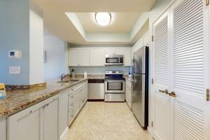 Sunrise-View Condo with Pools Tennis and Tram