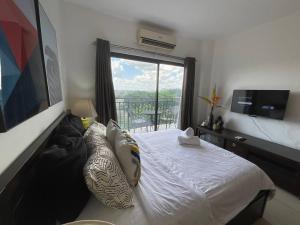 Bright & Cozy Studio w Rooftop Pool Near Clark