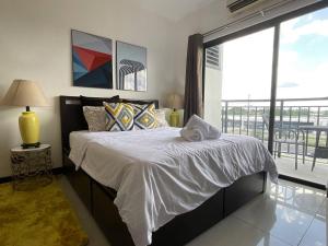 Bright & Cozy Studio w Rooftop Pool Near Clark