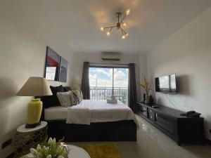 Bright & Cozy Studio w Rooftop Pool Near Clark