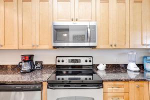 2BR Gulf View Condo with Pools and Beach Tram
