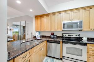 2BR Gulf View Condo with Pools and Beach Tram