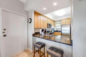 2BR Gulf View Condo with Pools and Beach Tram
