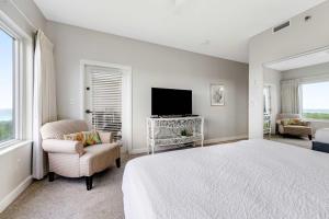2BR Gulf View Condo with Pools and Beach Tram