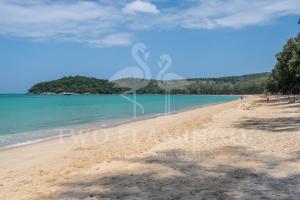 1BR plus Living room with sofa Bed, just 50m to the Beach