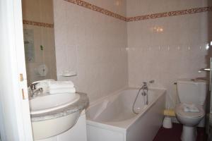 Hotels Aux Trois Jean : photos des chambres