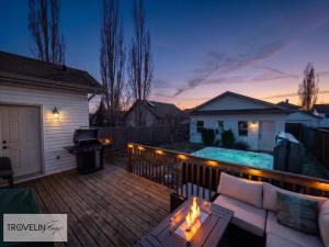 Group Retreat near West Edmonton Mall with Hot Tub, 3 Lounges & Fire Table