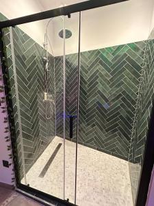 Love room - Jacuzzi - Netflix - Clim - 3min train station