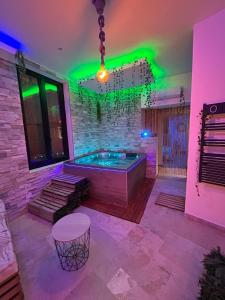 Love room - Jacuzzi - Netflix - Clim - 3min train station