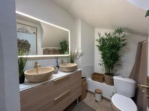 Love room - Jacuzzi - Netflix - Clim - 3min train station