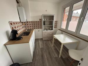 EMAS 1 Wohnung mit 2 Einzelbetten, Küche, WLAN, TV