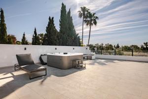 Villa With Jacuzzi and Panoramic Views in Prestigious El Rosario, Marbella