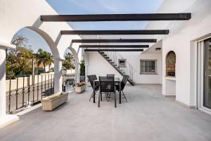 Villa With Jacuzzi and Panoramic Views in Prestigious El Rosario, Marbella