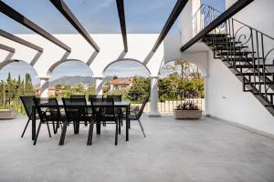 Villa With Jacuzzi and Panoramic Views in Prestigious El Rosario, Marbella