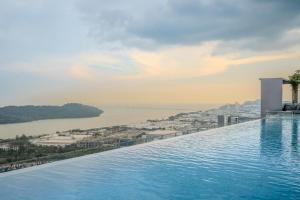 Infinity Pool seaview Nearby Queensbay Iconic Regency by WS