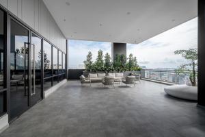Infinity Pool seaview Nearby Queensbay Iconic Regency by WS