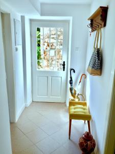 Large garden apartment 10min walk to Old Town