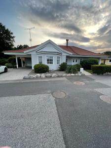 Spacious summer house with outdoor seating area, close to the sea & nature!