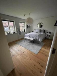 Spacious summer house with outdoor seating area, close to the sea & nature!