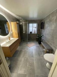 Spacious summer house with outdoor seating area, close to the sea & nature!