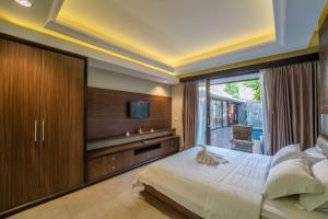 Garden-view villa w- pool & workspace