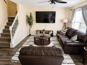 Spacious 3BR Retreat Perfect for Groups Near Downtown