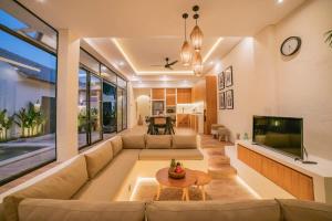 3BR villa w- pool & sun loungers