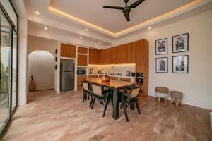 3BR villa w- pool & sun loungers