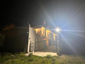 villa indipendente immersa tra gli ulivi