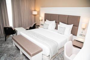 2h HOTEL