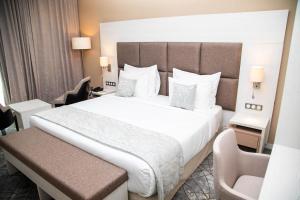 2h HOTEL