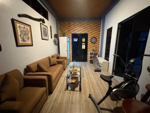 Guesthouse Two-Storey 6 Bedrooms 5 Bathrooms