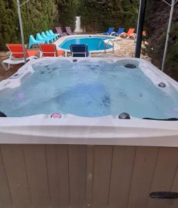 Near the beach, 9 bedrooms, sleeps 19, Jacuzzi, Full AC, BBQ, 2 kitchens, 2 dishwashers, fast internet, ping pong, cars not necessary