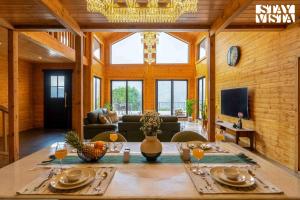 StayVista at Apukaa - Amarja Hills with Karaoke, Pool