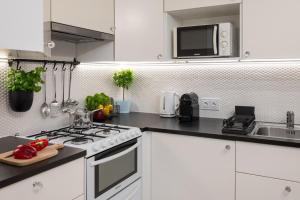 New Metropolis 2-Bedroom Suite 900m to Central Station with Air-conditioning