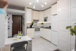 New Metropolis 2-Bedroom Suite 900m to Central Station with Air-conditioning