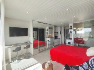 Studio 309, Héliopolis AB, village naturiste