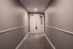 Spacious 2 Bed Apartment, Cobham Town Centre