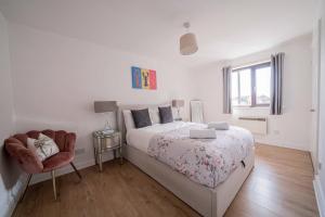 Spacious 2 Bed Apartment, Cobham Town Centre