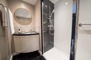 Spacious 2 Bed Apartment, Cobham Town Centre