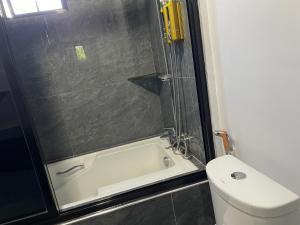 Guesthouse Two-Storey 6 Bedrooms 5 Bathrooms